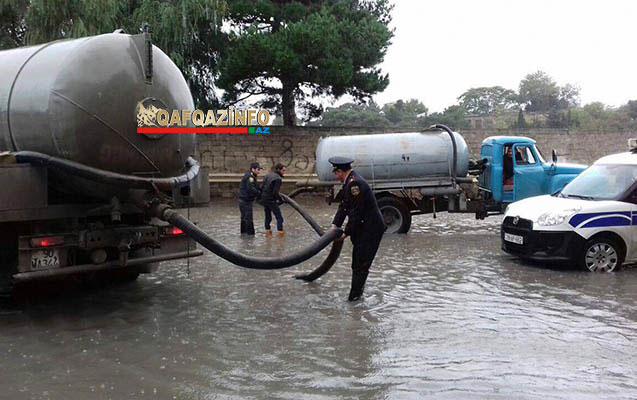 Suyun çəkilməsinə polislər də cəlb olundu - Fotolar