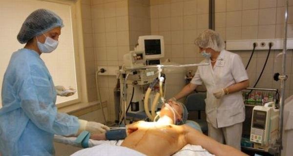 Əməliyyat etdiyi qadınlarını sinəsini çəkdi və... (+18 FOTOLAR)
