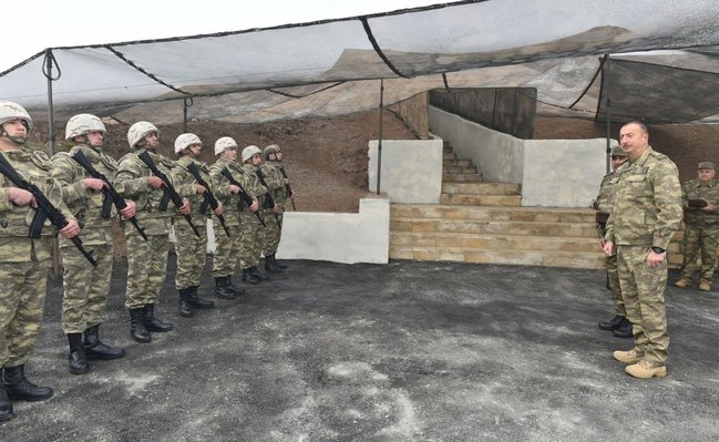 İlham Əliyev cəbhədən düşmən mövqelərini izlədi - FOTOLAR