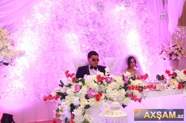 Tanınmış aparıcı oğluna toy etdi, toyda gəlininə ev bağışladı - FOTOLAR