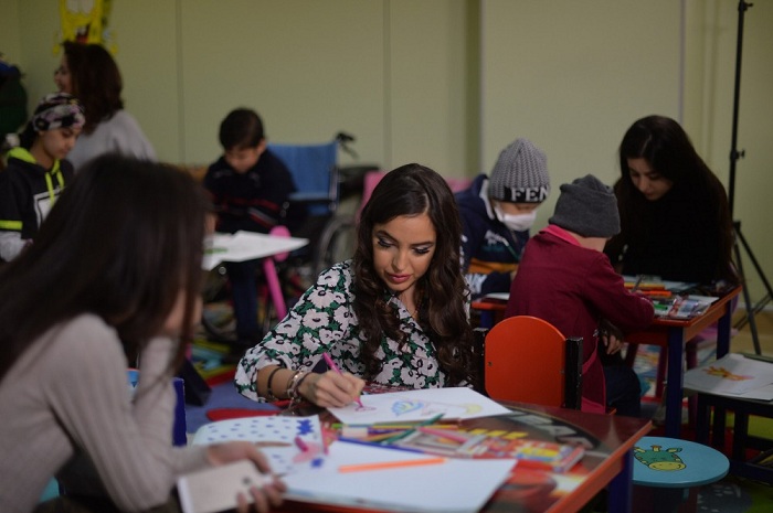 Leyla Əliyeva uşaqlarla birgə rəsm çəkdi