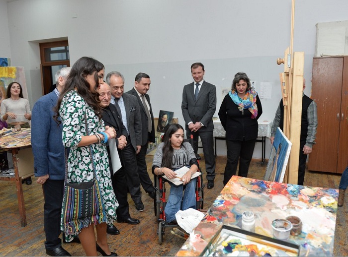 Leyla Əliyeva uşaqlarla birgə rəsm çəkdi