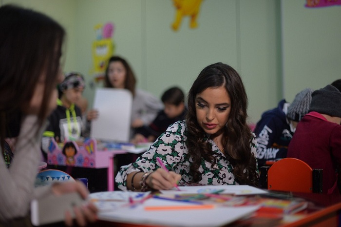 Leyla Əliyeva uşaqlarla birgə rəsm çəkdi