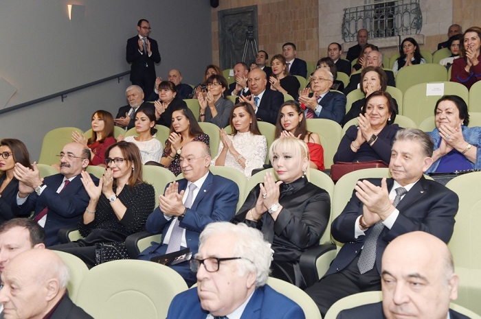 Mehriban Əliyeva qızları ilə tamaşaya baxdı