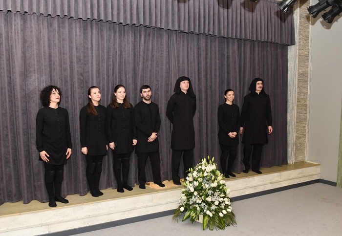 Mehriban Əliyeva qızları ilə tamaşaya baxdı