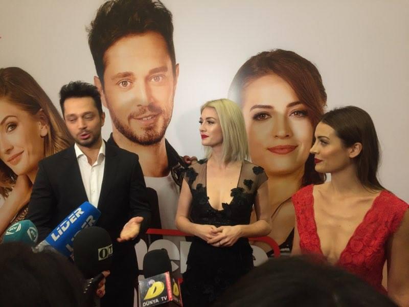 Murat Boz iki sarışın gözəllə Bakıda - YENİLƏNİB - FOTO