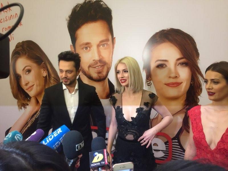 Murat Boz iki sarışın gözəllə Bakıda - YENİLƏNİB - FOTO
