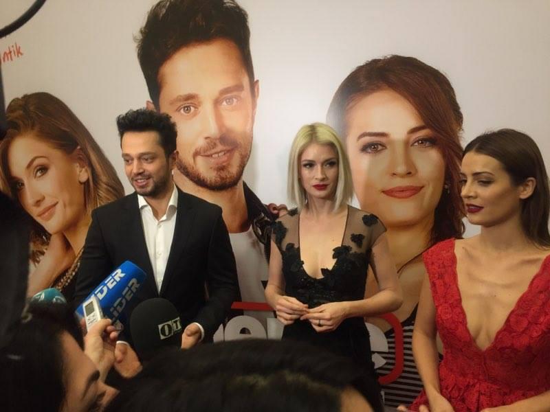 Murat Boz iki sarışın gözəllə Bakıda - YENİLƏNİB - FOTO