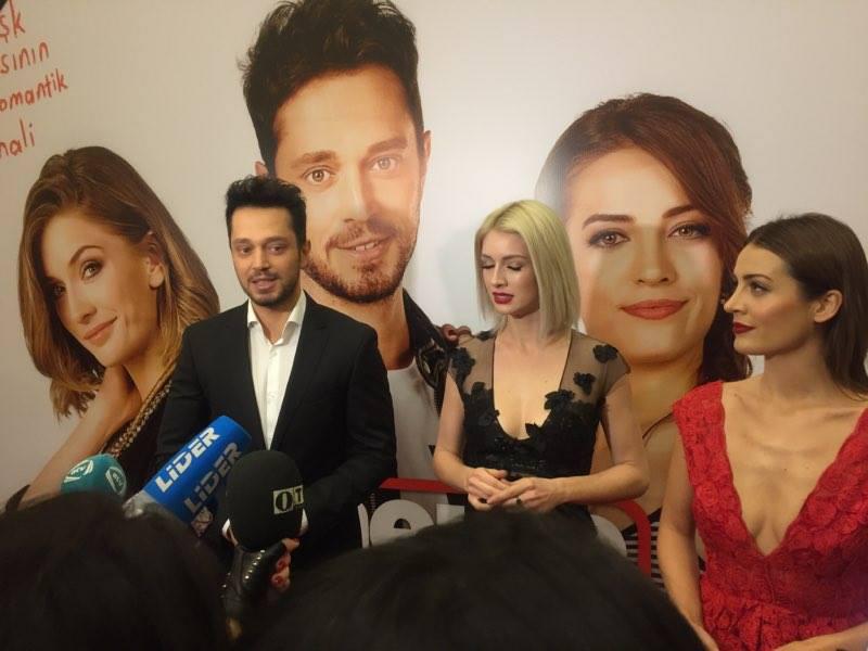 Murat Boz iki sarışın gözəllə Bakıda - YENİLƏNİB - FOTO