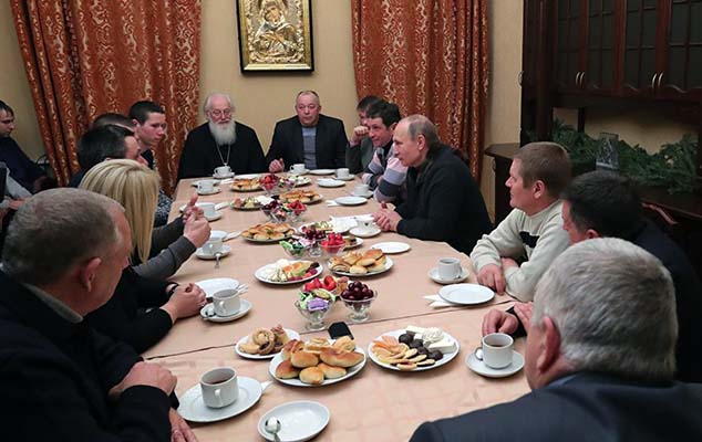 Putin balıqçıların süfrəsində - Fotolar