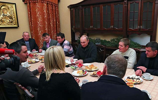 Putin balıqçıların süfrəsində - Fotolar