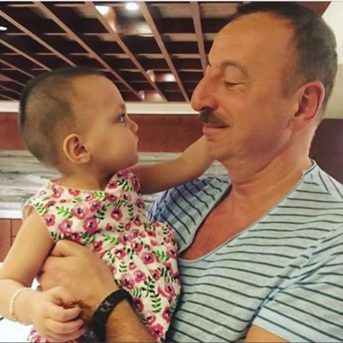 Prezident balaca Əminə ilə - Foto