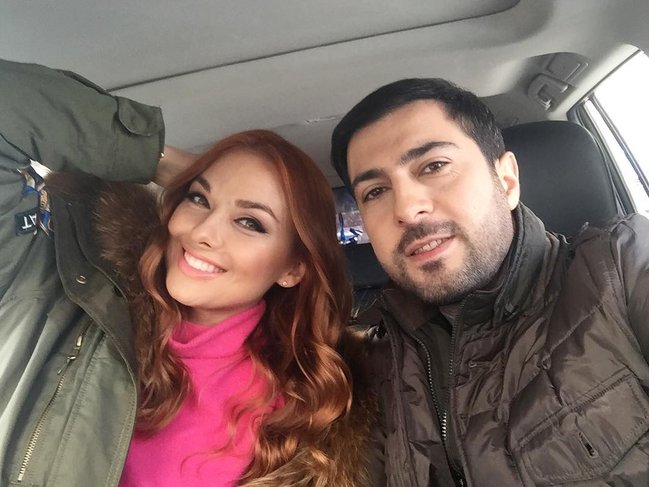 Yeni evlənən Namiq gənc xanımla avtomobilində ... - FOTO
