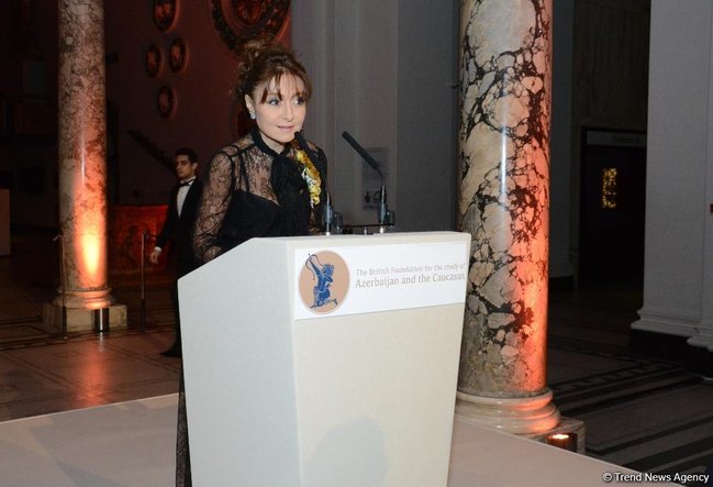 Nərgiz Paşayeva qızı və kürəkəni ilə - FOTOLAR