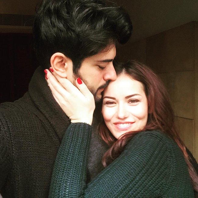 Burakdan Fahriyeyə romantik öpüş - FOTO