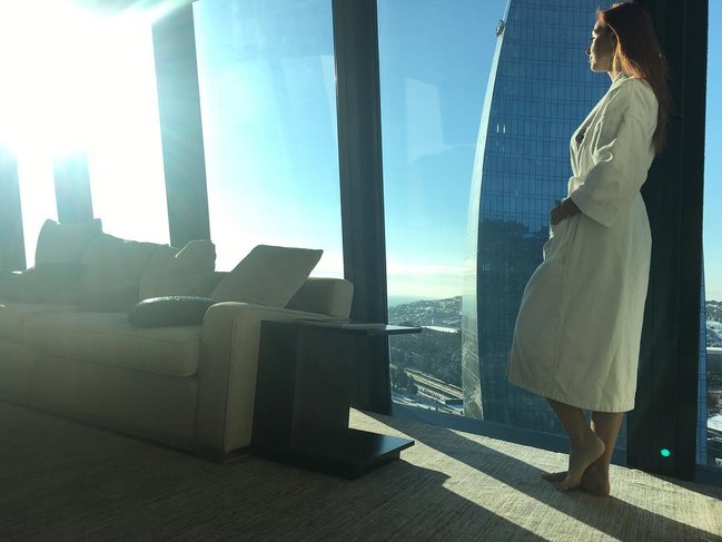 Yenicə evlənən Namiqin cazibədar modellə HOTELDƏ / fotolar