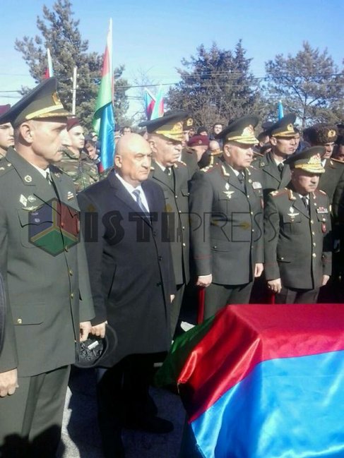 Qusar şəhidini son mənzilə yola saldı: Çingizin dəfnində İZDİHAM - FOTOLAR