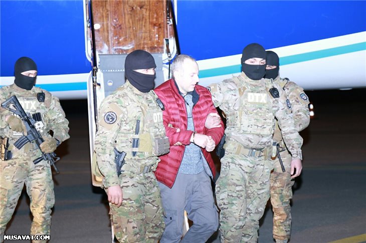 Azərbaycan əleyhinə yazılar yazan blogger Bakıya qandalda gətirildi - FOTOLAR