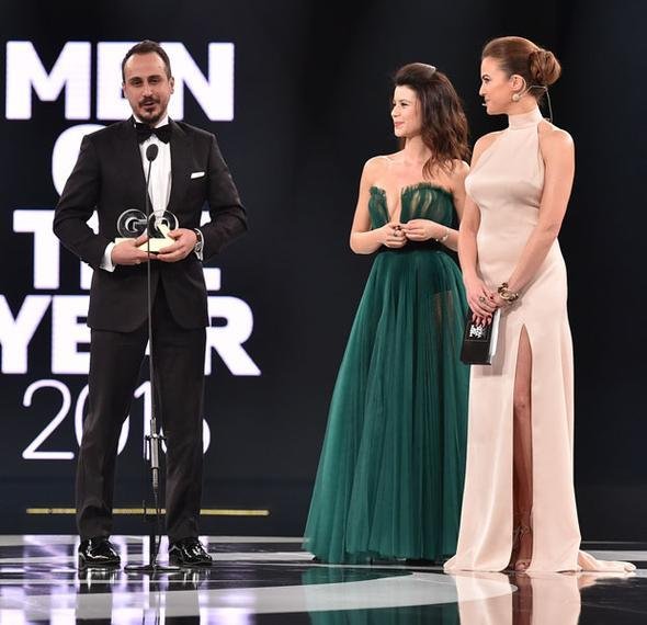 Beren Saat sinə dekoltesi ilə gecəyə damğa vurdu - FOTOLAR