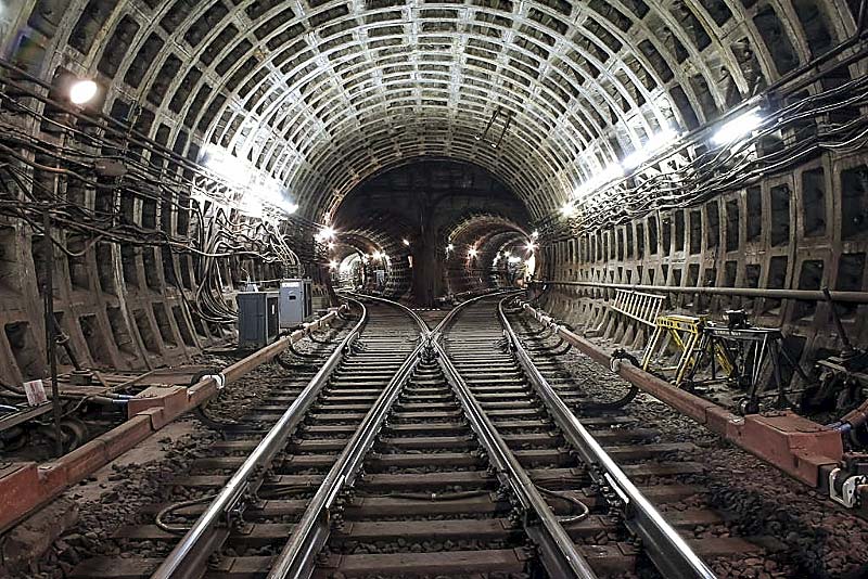 Metro stansiyalarında hiss edilən qoxunun mənşəyi nədir? - FOTO