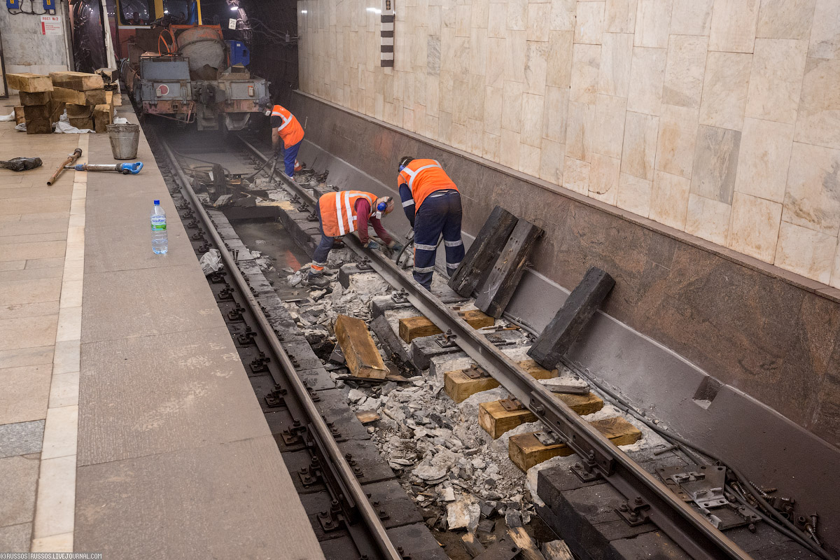 Metro stansiyalarında hiss edilən qoxunun mənşəyi nədir? - FOTO