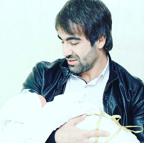 Yenicə ata olan çempionumuz oğlu ilə - FOTO
