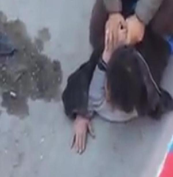 Məktəbli qızlara təcavüz edən şəxsi döyüb, kameraya çəkdilər - FOTO