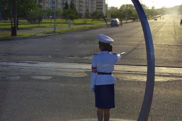 Yollar boş, maşın yox, tıxac nədir bilmirlər: Qadınlar bu qəribə ölkədə yol hərəkətini tənzimləyir- İLGİNC FOTOLAR