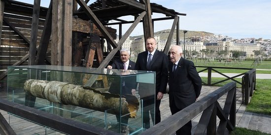 Prezident Bibiheybətdə dünyanın ilk neft quyusuna baxdı - FOTOLAR
