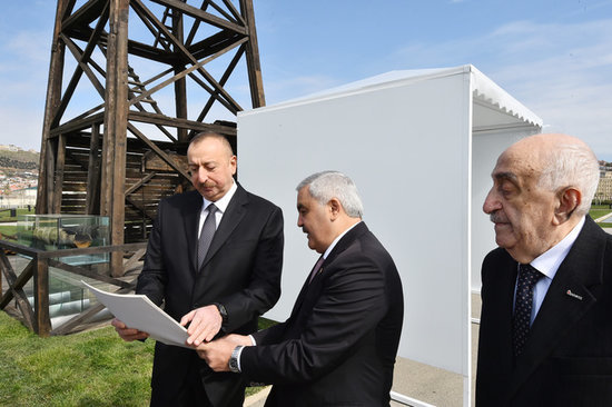 Prezident Bibiheybətdə dünyanın ilk neft quyusuna baxdı - FOTOLAR