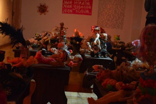 Bakıda BİABIRÇILIQ: Kuklaların 18+ sərgisi keçirildi - FOTOLAR