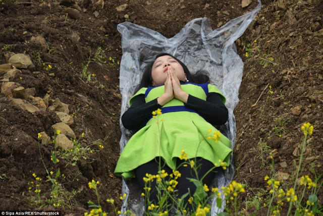 Burada boşanan qadınları diri-diri QƏBİRƏ SALIRLAR - TƏSƏVVÜREDİLMƏZ ADDIM - FOTO/VİDEO