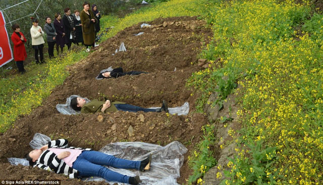 Burada boşanan qadınları diri-diri QƏBİRƏ SALIRLAR - TƏSƏVVÜREDİLMƏZ ADDIM - FOTO/VİDEO