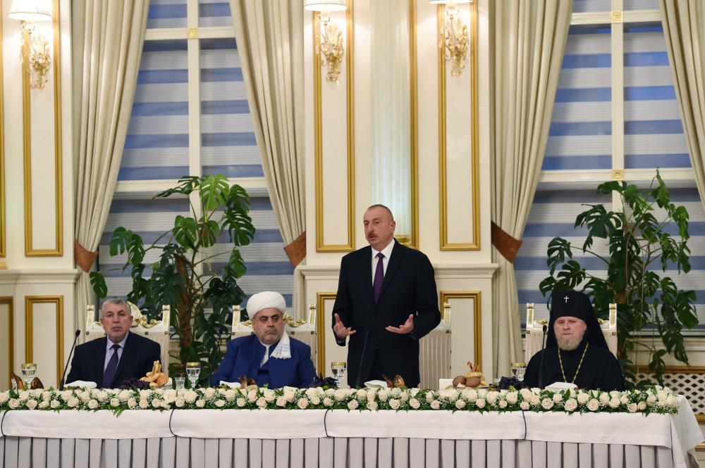 Azərbaycan Prezidenti İlham Əliyev müqəddəs Ramazan ayı münasibətilə iftar mərasimində iştirak edib - FOTO