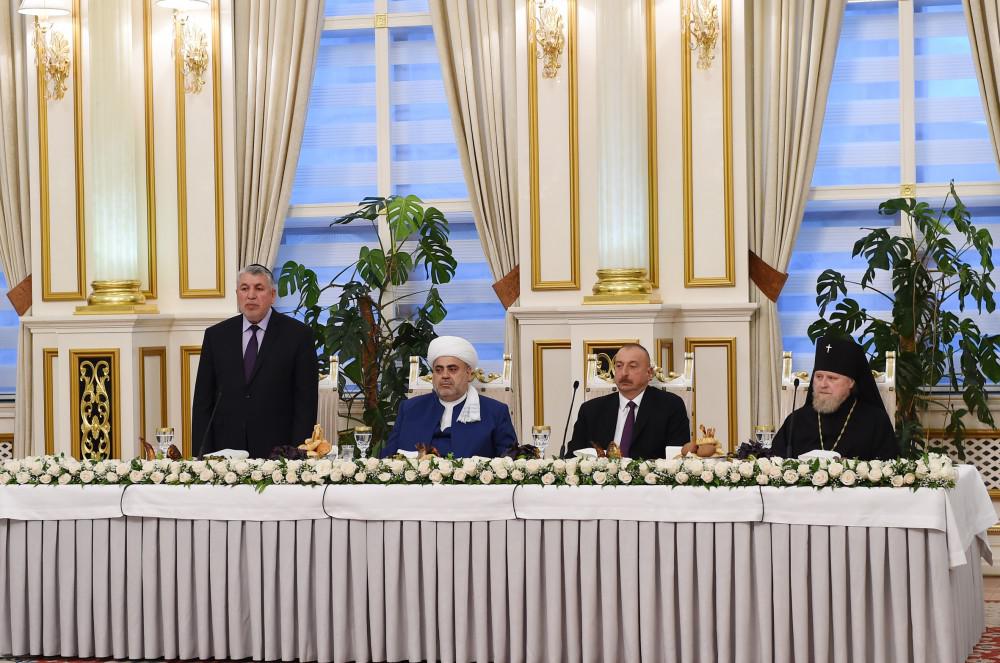 Azərbaycan Prezidenti İlham Əliyev müqəddəs Ramazan ayı münasibətilə iftar mərasimində iştirak edib - FOTO