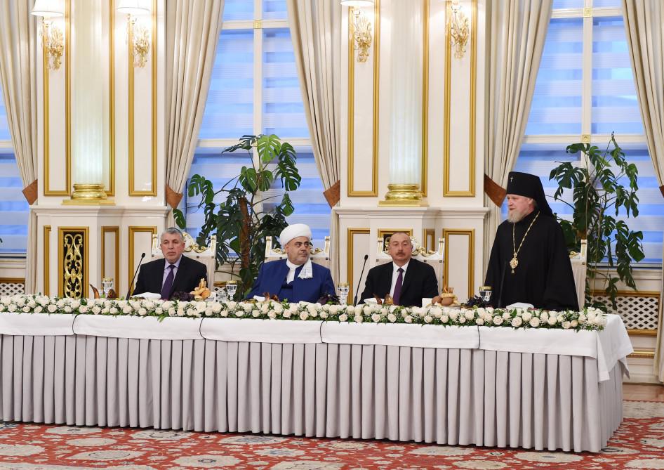 Azərbaycan Prezidenti İlham Əliyev müqəddəs Ramazan ayı münasibətilə iftar mərasimində iştirak edib - FOTO