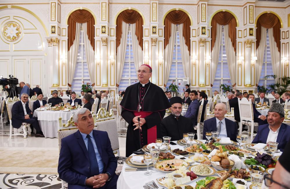 Azərbaycan Prezidenti İlham Əliyev müqəddəs Ramazan ayı münasibətilə iftar mərasimində iştirak edib - FOTO