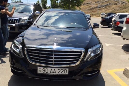 Tağı Əhmədov "Mercedes"i ilə Bakıda qaydaları belə pozur — VİDEO