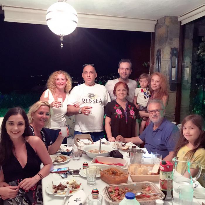 İradə Ramazan bayramından ailəvi foto paylaşdı, tənqid edildi: Rakı, yoxsa ayran? - Foto