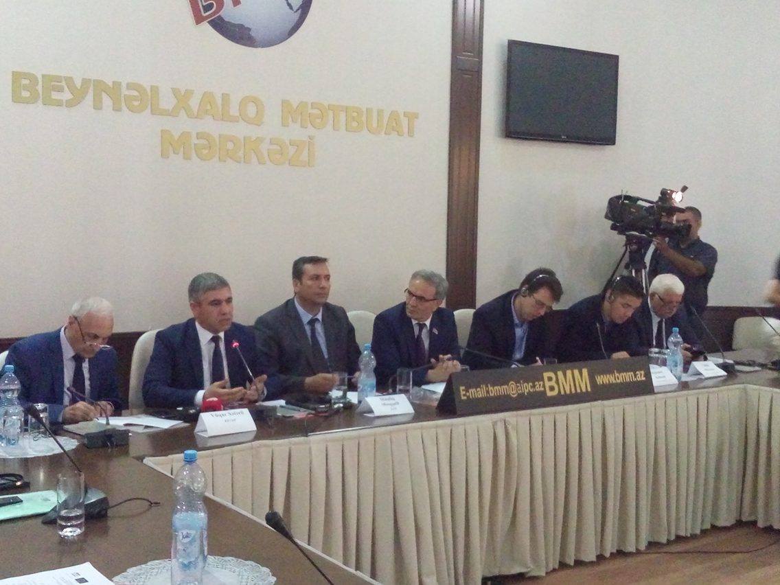 "Azərbaycanda jurnalist həmkarları ittifaqlarının durumu və gələcək inkişaf meyilləri" mövzusunda konfrans keçirildi - Fotolar