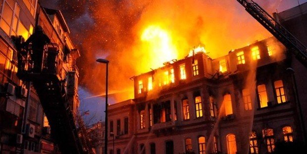 Bakıda məşhur iş adamının binası yanıb kül oldu - Foto