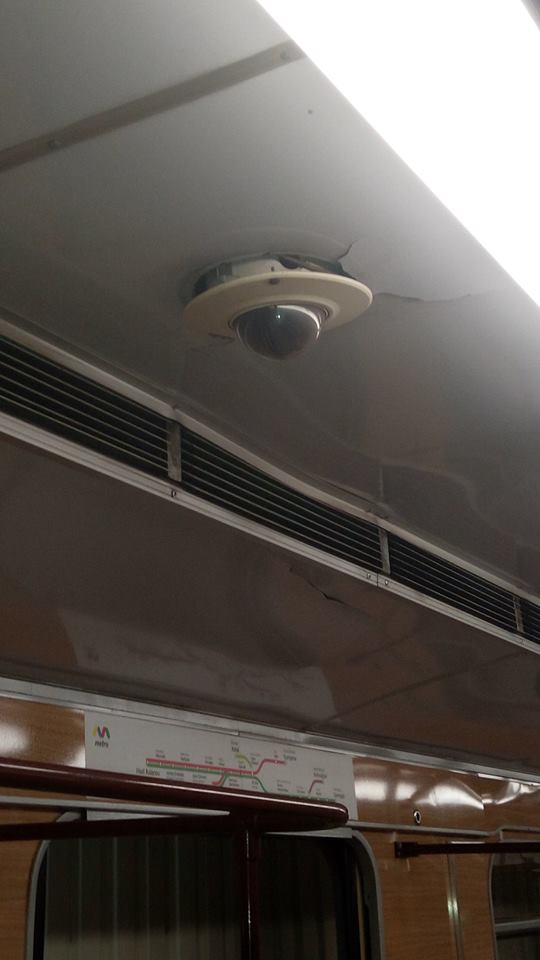 "Qarabağ"ın azarkeşləri Bakı metro vaqonunu dağıtdı - Foto