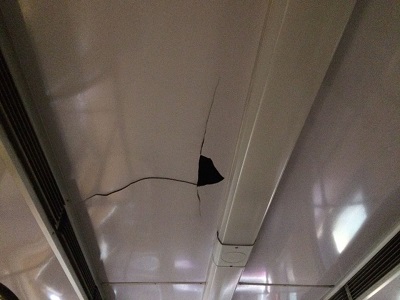 "Qarabağ"ın azarkeşləri Bakı metro vaqonunu dağıtdı - Foto
