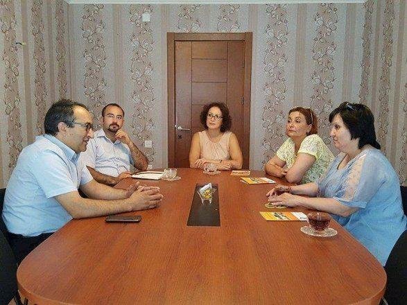 Erməni qadın Zəhranın məzarını ziyarət etdi - FOTO