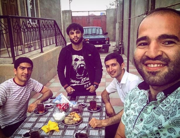 Gecə klubunda qızı döyən boksçumuzun dəbdəbəli həyatı (FOTO)