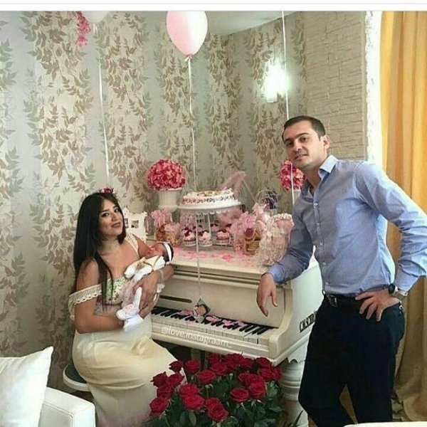Yenicə ata olan Emil Bədəlov xanımı və körpəsi ilə