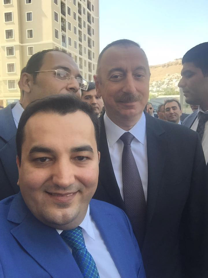 Prezident jurnalistlərlə selfi etdi (FOTOLAR)