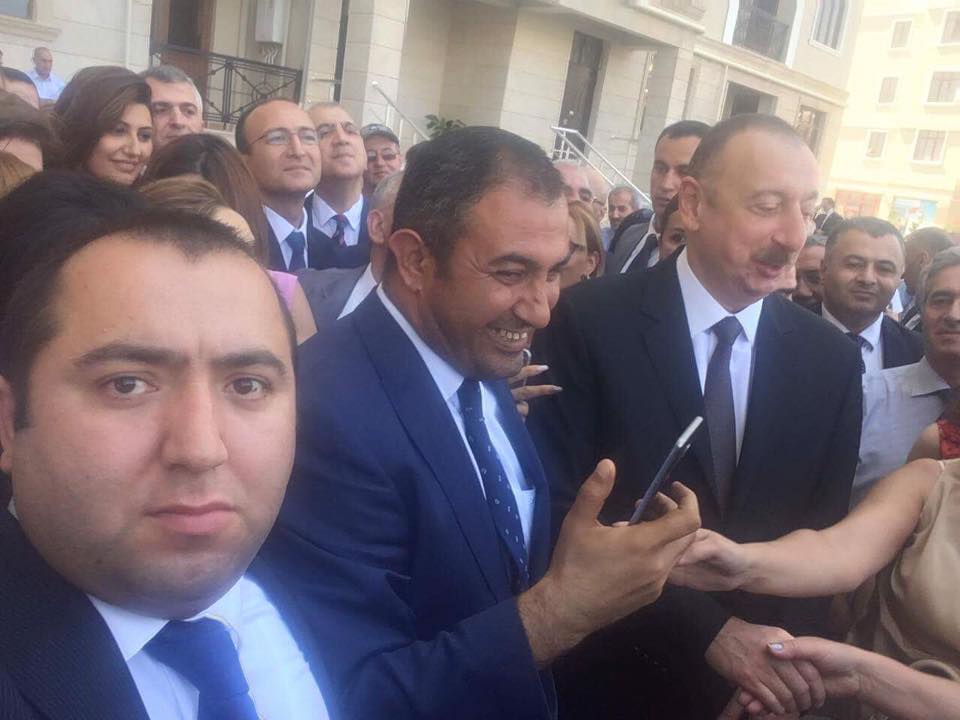 Prezident jurnalistlərlə selfi etdi (FOTOLAR)