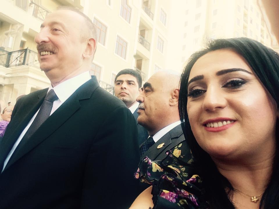 Prezident jurnalistlərlə selfi etdi (FOTOLAR)