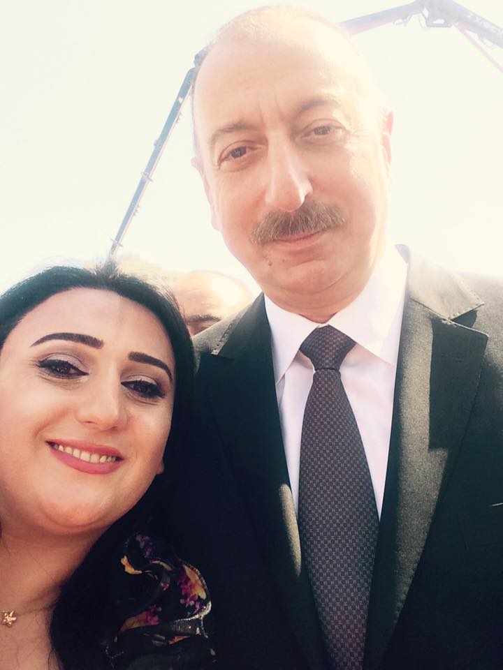 Prezident jurnalistlərlə selfi etdi (FOTOLAR)